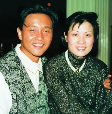 张国荣，一个在华语乐坛赫赫有名的巨星，无论在音乐、电影、时尚界都留下了不可磨灭的