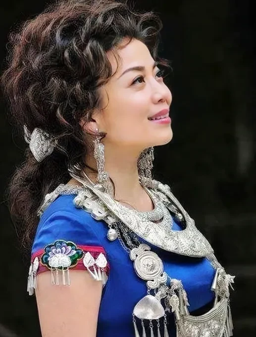 她年轻时这么瘦啊，又漂亮又耐看！长着一副国泰民安的脸，笑容甜美，歌声柔美动人，尤