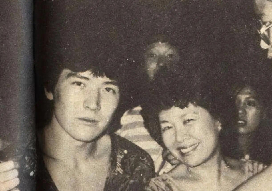 旷世美男不婚不育，她的母亲更是又美又飒。
春节前，《封神二》主演费翔一段采访冲上
