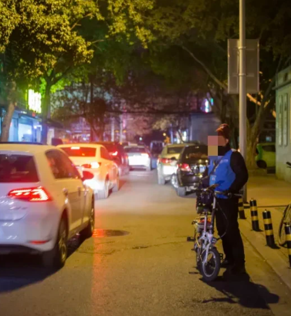 广东，一代驾员将车主送到别墅小区后，与车主发生了争执，车主一气之下，径直坐上驾驶