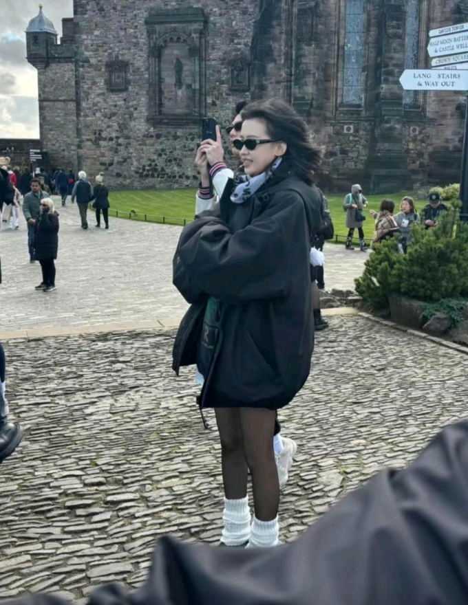 孙怡穿的黑袜子太逗了，我忍不住笑了