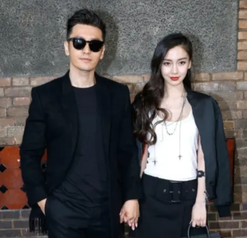 叶柯的事情还没完全结束，妖怪又曝光了黄晓明和Angelababy的离婚原因。
很