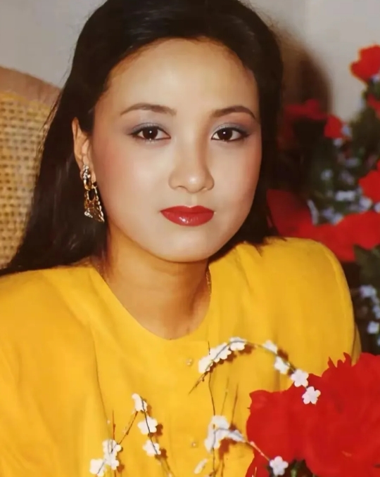 邓婕年轻时候真漂亮啊！嫁给张国立有点可惜，一辈子没有自己的孩子，多冤啊！

这么