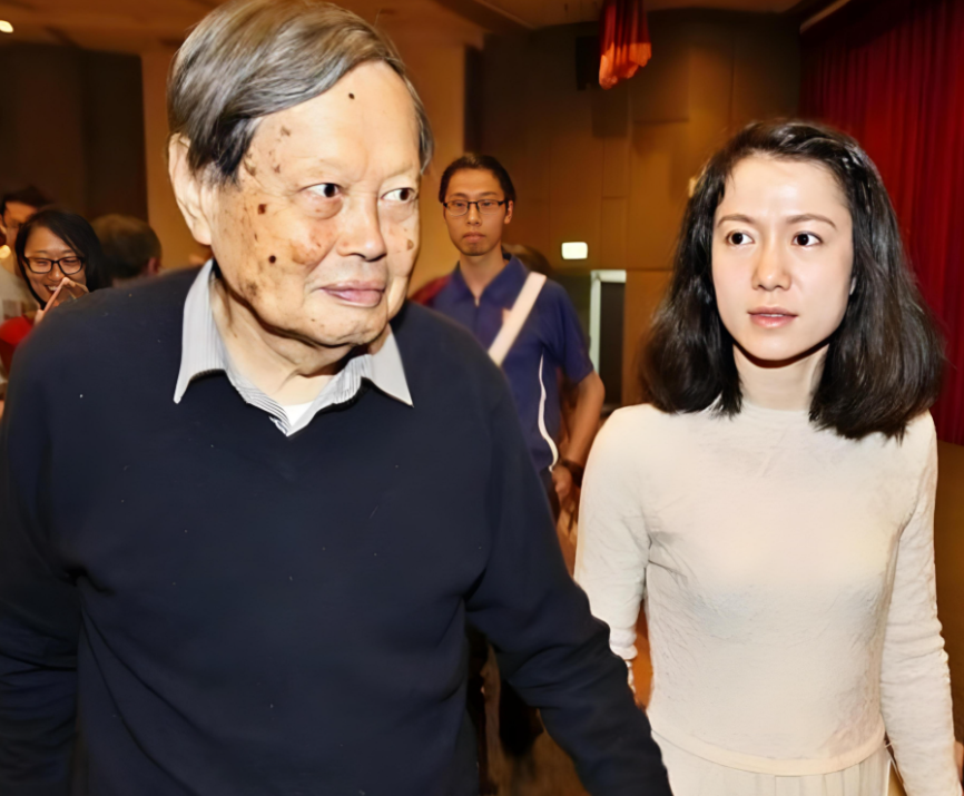 “一定要建，不建中国将落后30年！”2016年，杨振宁曾顶着骂名，极力反对斥巨资