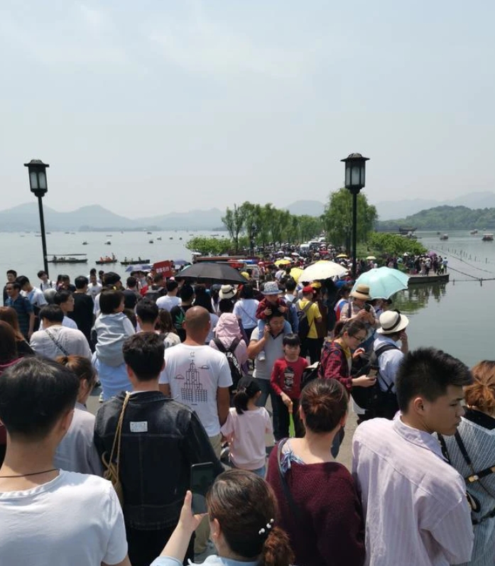 不明白，真的不明白！
杭州西湖究竟有啥好看的？五一假期头一天，杭州西湖游客爆满，