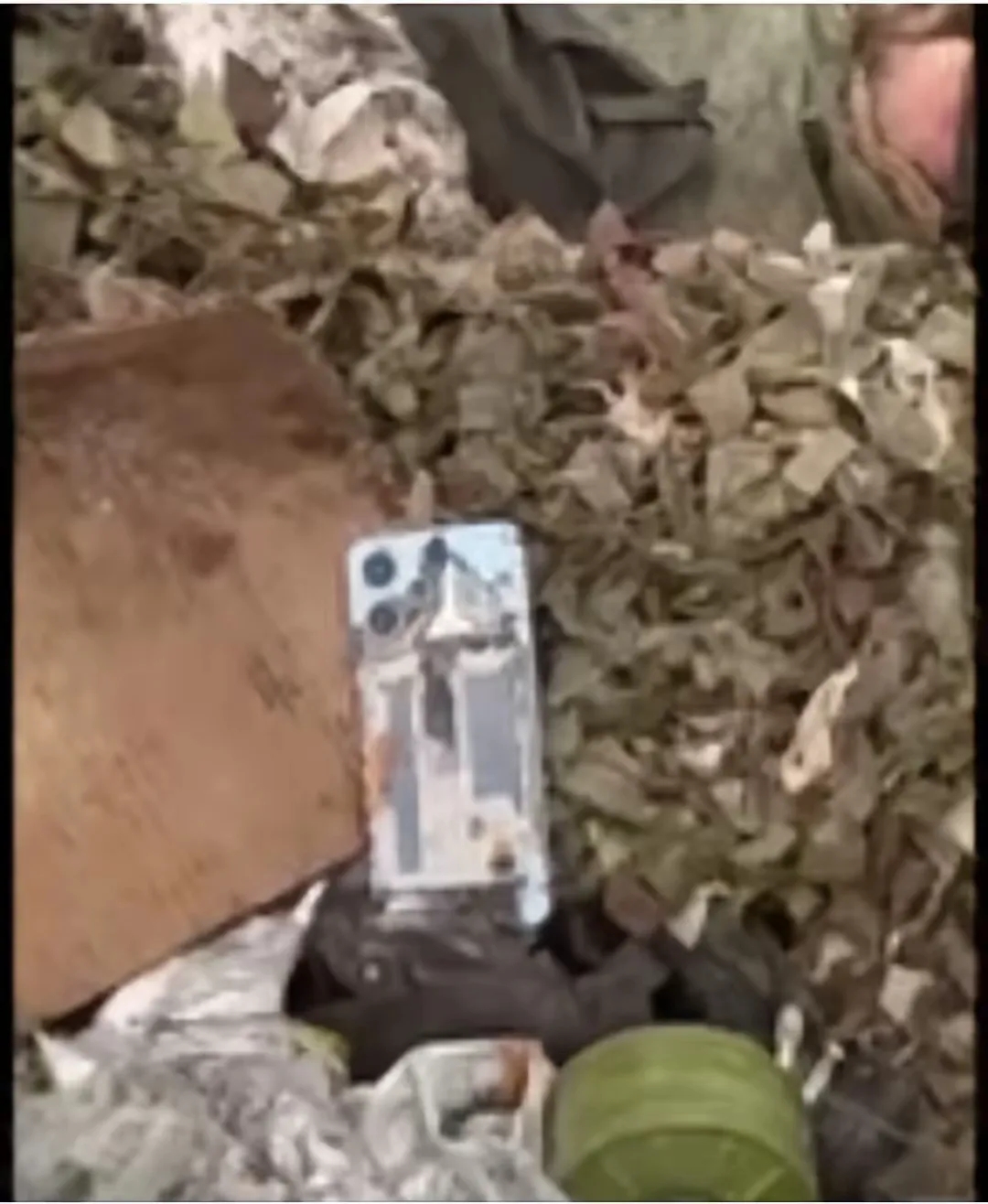在库尔斯克经历了一场前所未有的大战，这时候大量的乌军士兵阵亡在战场上，在清理战场