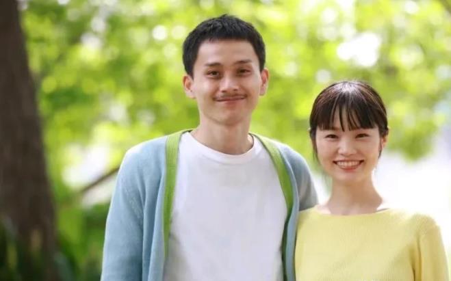 湖南，大爷病逝后，亲生女和养女自动放弃继承，把所有遗产都给71岁老母亲。阿婆感恩