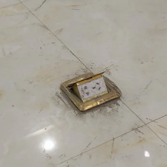 我最近全款买了套二手平房，整理房间的时候居然发现地上有个这么丑的东西，我凑近一看