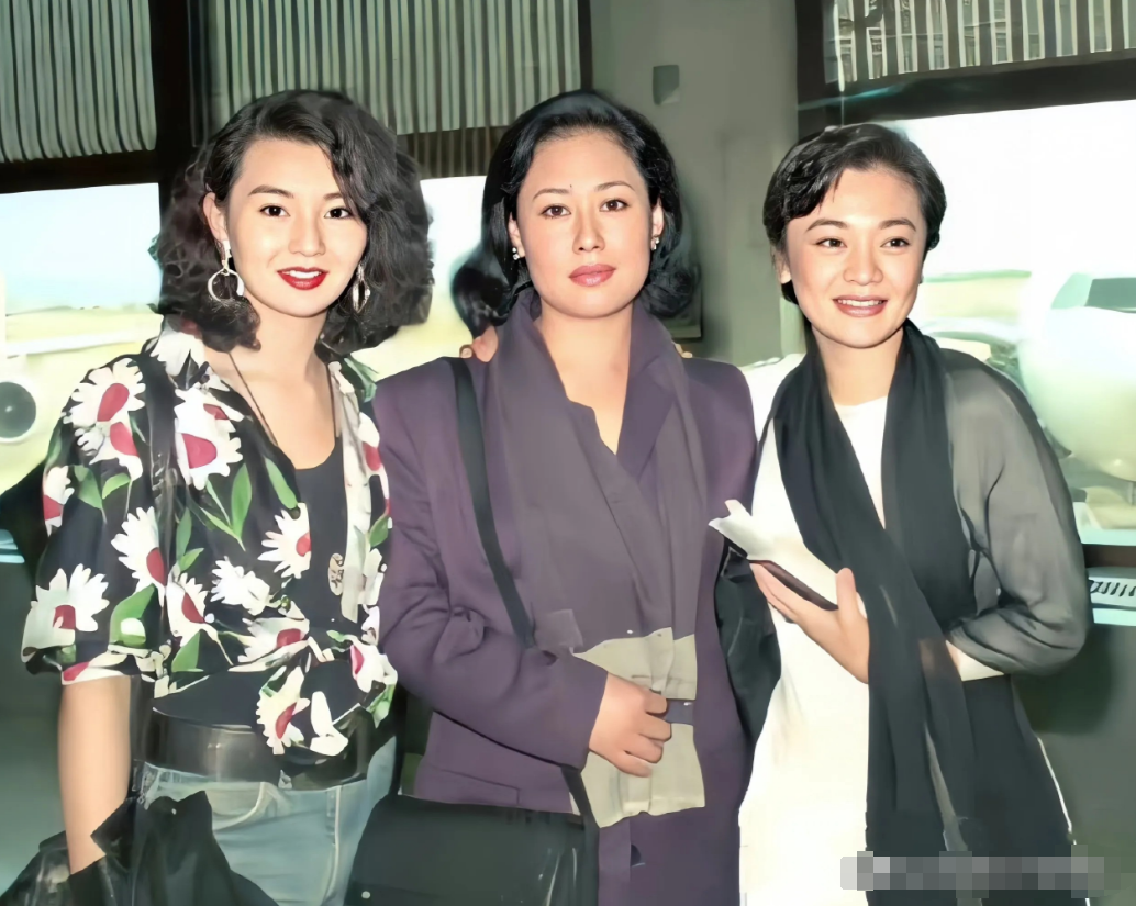 这是1989年，三位明星为新戏宣传，只认的张曼玉和张艾嘉，中间的这位不知道是谁？