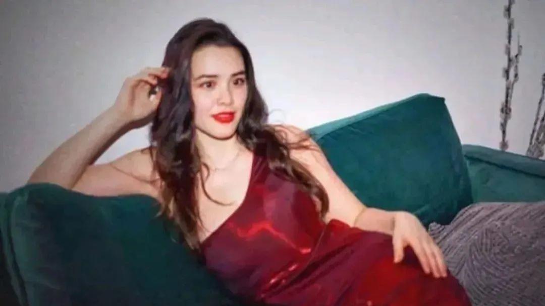 钟丽缇大女儿当众“脱裤子”引轰动，身材丰满穿紧身衣差点撑爆，24岁纯欲十足