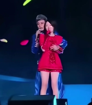 节目组真的很会安排，
让两个落魄的人“走在一起”表演。
两个年过半百的老人，一起