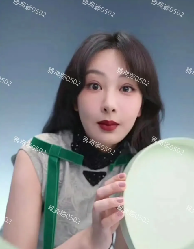 杨紫的新造型看起来有40多岁，脸又老又僵，浓妆也盖不住硅胶感十足的脸，她真的越来