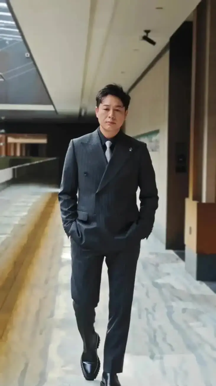 一个女人想要整垮一个男艺人基本是无解的。