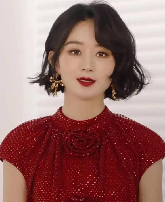赵丽颖从默默无闻到成为一线女星，一路拼搏令人钦佩。近期迎来最新代言，宣传照中她红