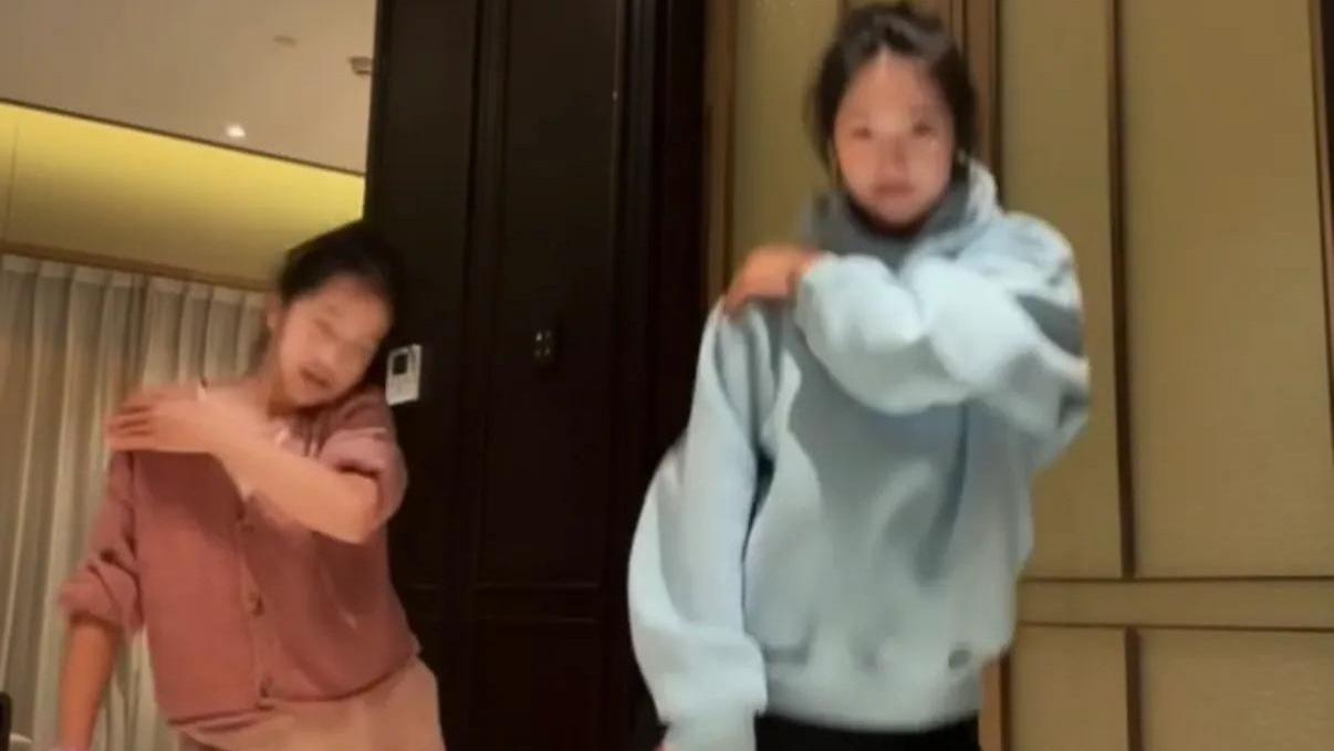 姐妹情深！马伊琍两个女儿，一个像妈一个像爸？