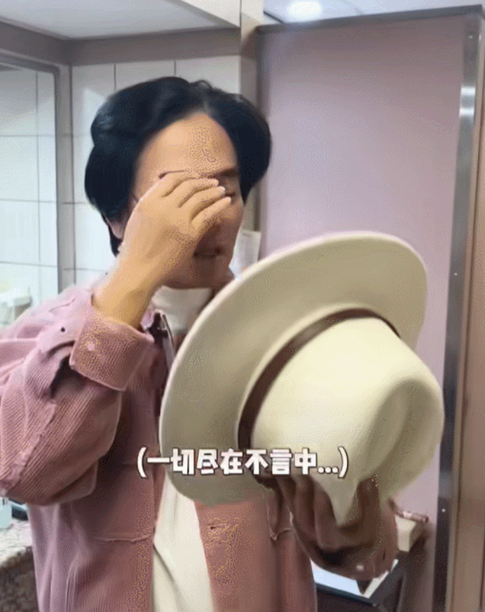 62岁的吴宗宪，顶着一头乌黑的长发，凡尔赛说：“怪了！我的头发超级多，还没有老花