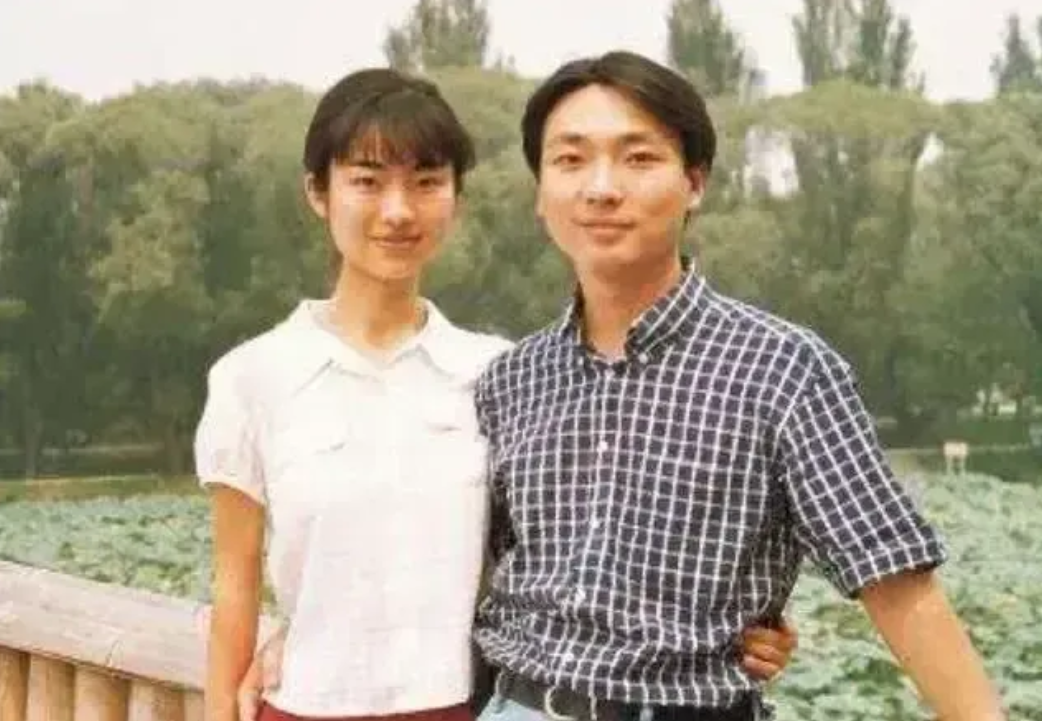 婚后，身为独子的康辉坚持当丁克。母亲哀求：“给我们生个孙子吧！”康辉却说：“养只