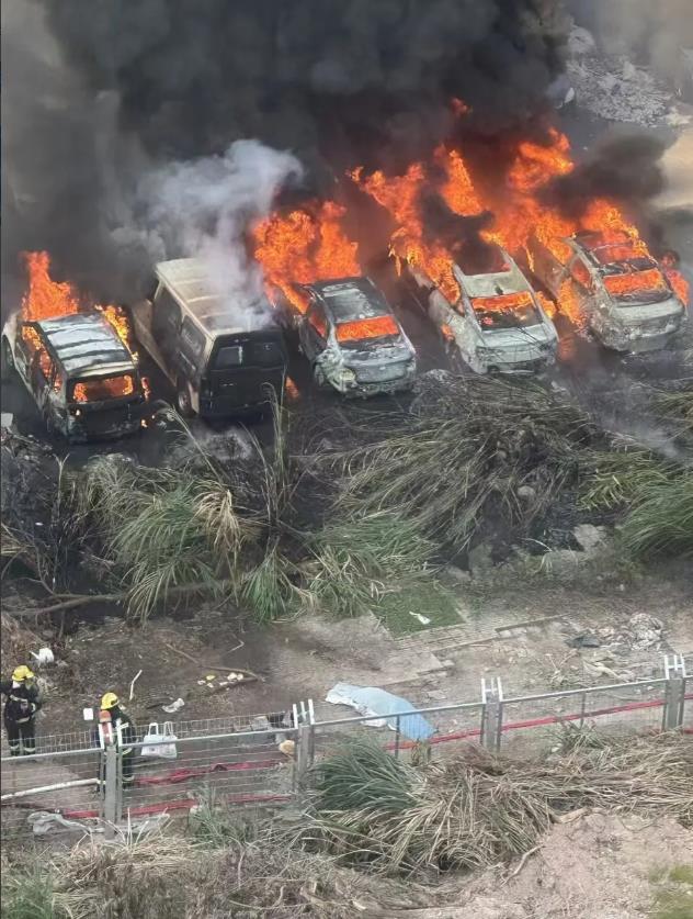 今天深圳某空地发生火灾，十几辆车被烧，如果这些车里面有准备过年开车回家的打工人的