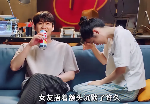 昨晚，我跟男友一起玩游戏，我输了，他狠狠弹了一下我的脑门。那瞬间，我脑袋嗡了一下