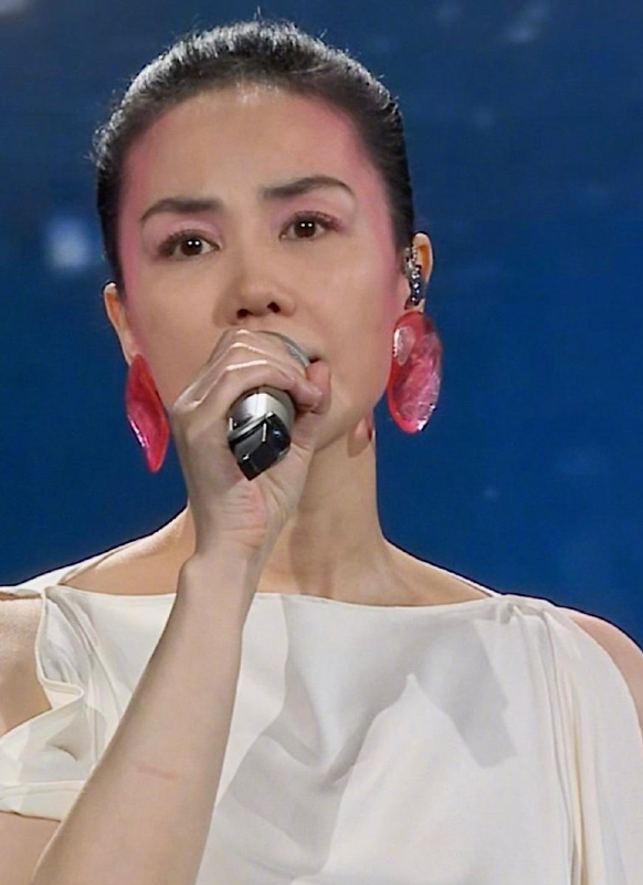 王菲的气质真的无人替代，和20年前没有任何变化

王菲，这个名字一出，仿佛自带光