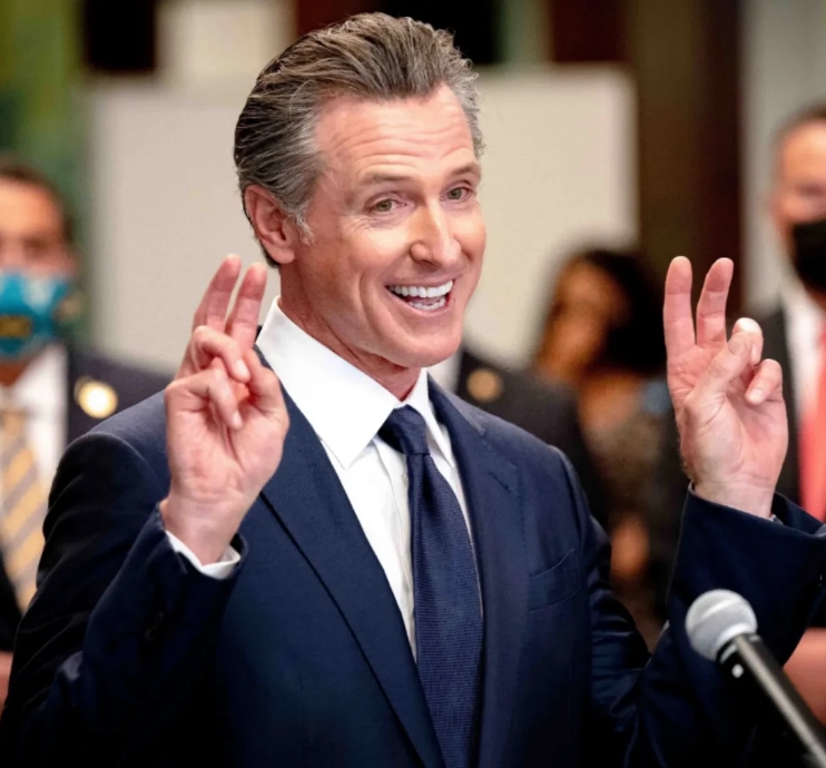 加州州长纽森的阴谋终于被拆穿！2020年，他签署法案，将加州大部分消防员的职位交
