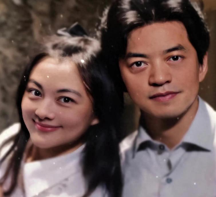 李健晒出和博士老婆合照，45岁孟小蓓甜美可爱。
 
基因好，智商高，所以不想生孩