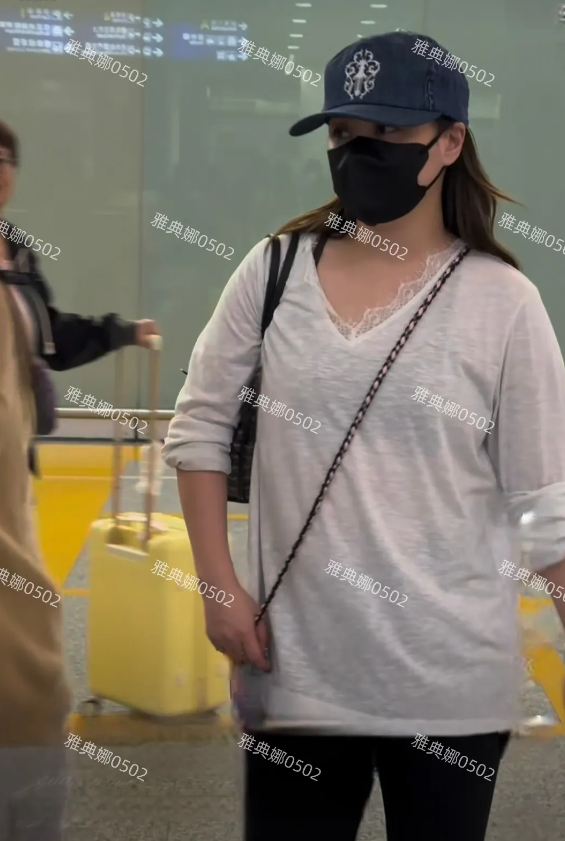 阿娇本人太幻灭了，哪有网上吹得那么年轻漂亮，说她是神颜简直是笑话。
真人又矮又胖
