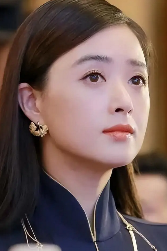 演员，蒋欣说，我八岁就演戏了，小童星，接二连三演了不少，爸妈的信心就是那个时候有