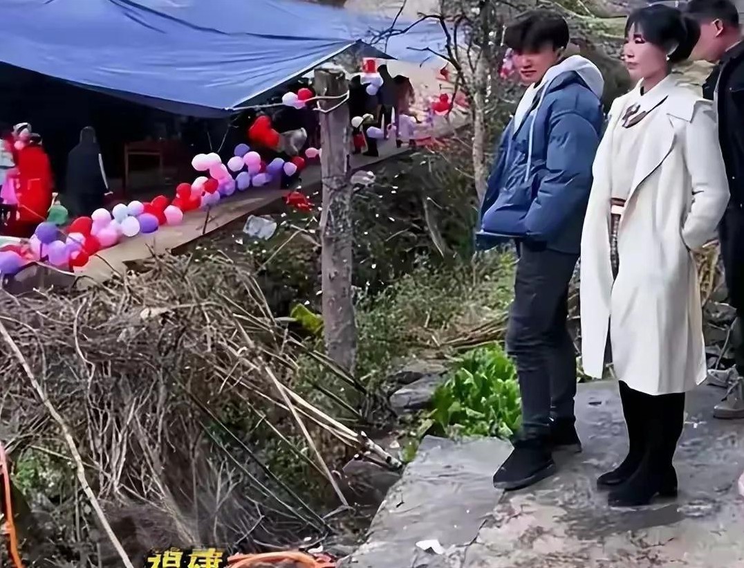 丢儿女子要跳河 捡个女娃当亲生

                       