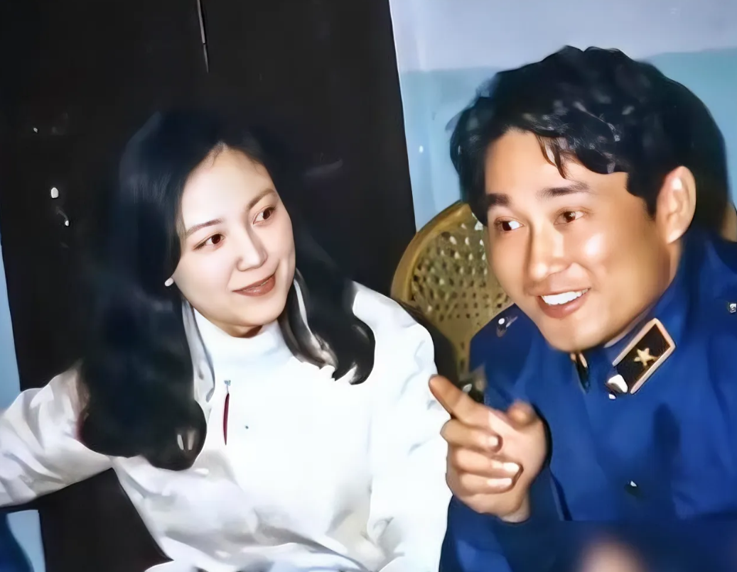 这是一张老照片。照片上的美女，可是八十年代的大明星，她长得很漂亮，颜值甚至高于张