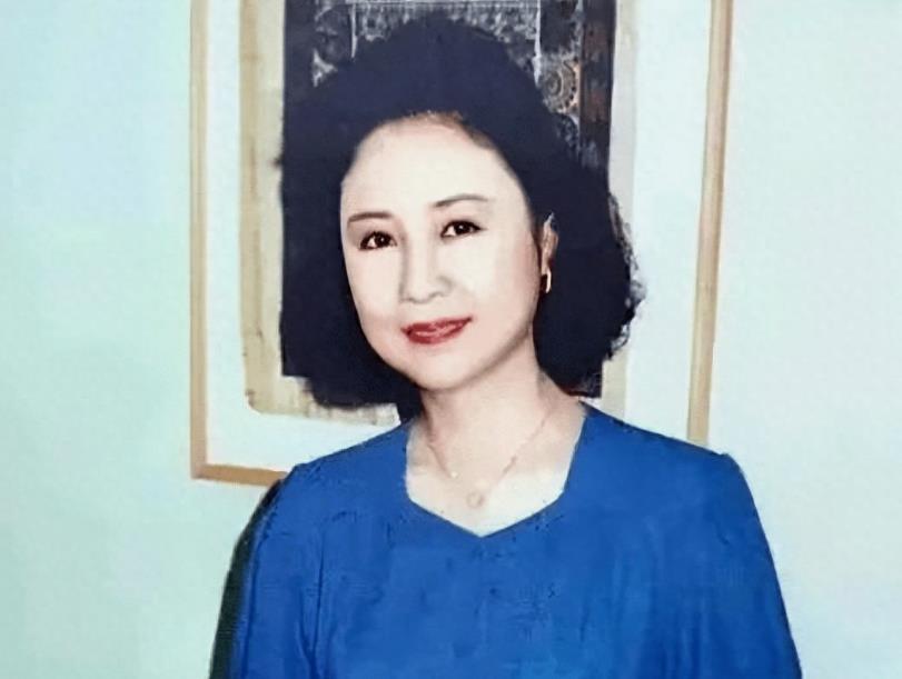 琼瑶平鑫涛先后离世，而他们的前夫前妻却安然在世太讽刺了。
 
前夫年轻没有成功成