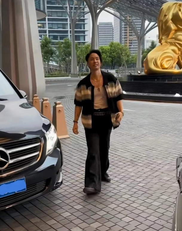 偶像组合F4成员吴建豪，45岁依旧酷帅有型，毫不显老。镜头下的他留着时尚的发型，