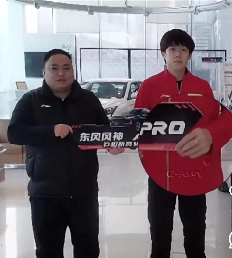 只关注到大头戴了戒指，考古一下发现……
东风风神时的大头就戴着戒指，位置是左手中