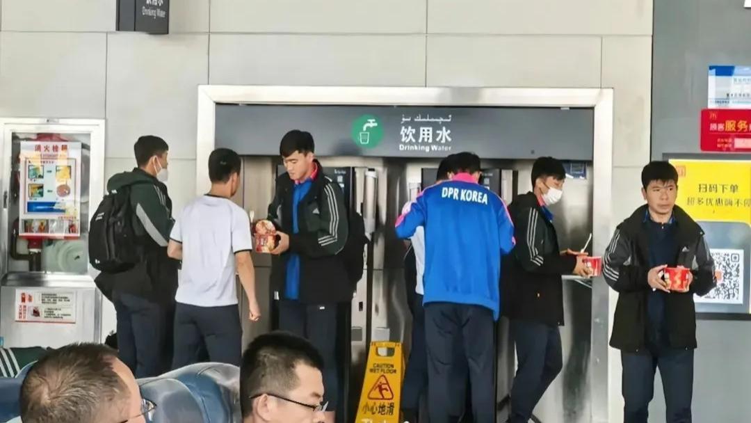 朝鲜男足中国转机吃杯面被赞低调，网民讽国足：输球只配吃草料