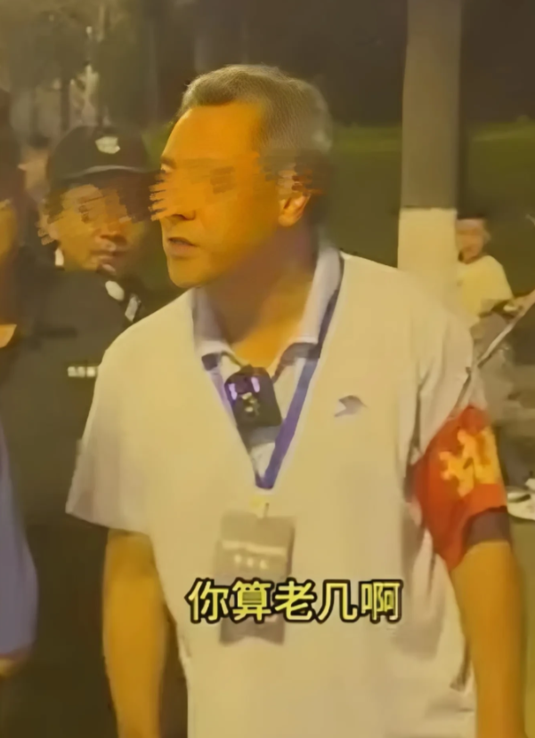 青岛海滨景区最新通告∶红袖章大爷已被开除，连夜卷铺盖走人了！

1.视频传到网上