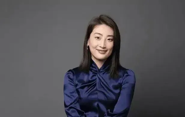 宗馥莉的一席坦白让人深感敬佩！她在采访中毫不掩饰地表示：“我一直保持着未婚状态，