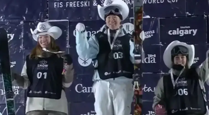 

2月16日，国际雪联自由式滑雪世界杯加拿大卡尔加里站U型场地技巧决赛中，刚刚