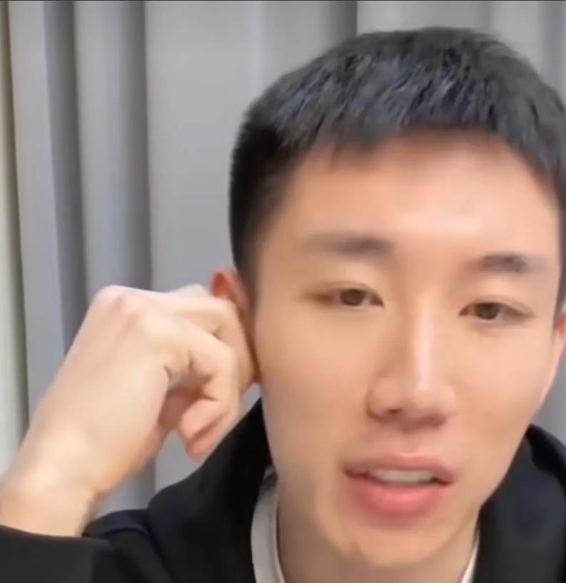 近日，乒乓球运动员程靖淇在直播中谈到王楚钦的成长变化。

他说道：“”平心而论，