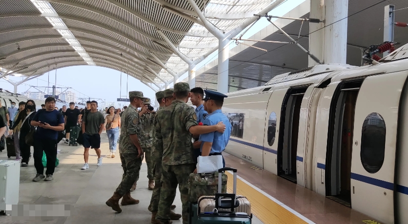 退役的老兵们人人胸前挂着“光荣退役”字样的鲜红绶带。老兵们退伍不褪色，站姿依然笔