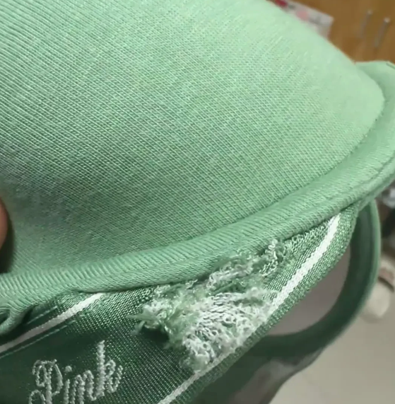 真的无语死了！买的维秘内衣，才不到一个月，冬天我不爱穿内衣，就穿了一两次。今天想