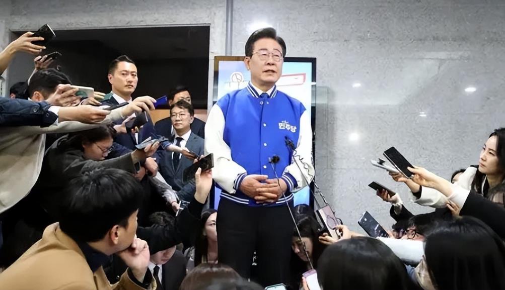 最近韩国宣布“紧急戒严”的消息引起了国际社会的广泛关注。


韩国的政治一直是虚