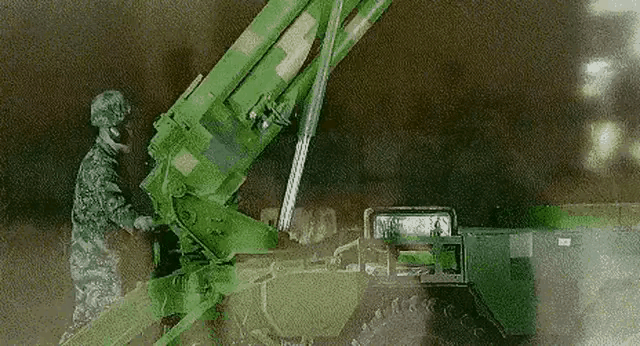 小身板也有大梦想！兔子家山猫全地形车也可以搭载大炮。它整车长3.9米，宽1.8米