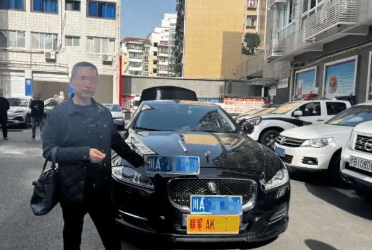 四川绵阳，一市民在一辆黑色的捷豹车，呼啸而过后，忍不住看了两眼，谁曾想到，竟看到