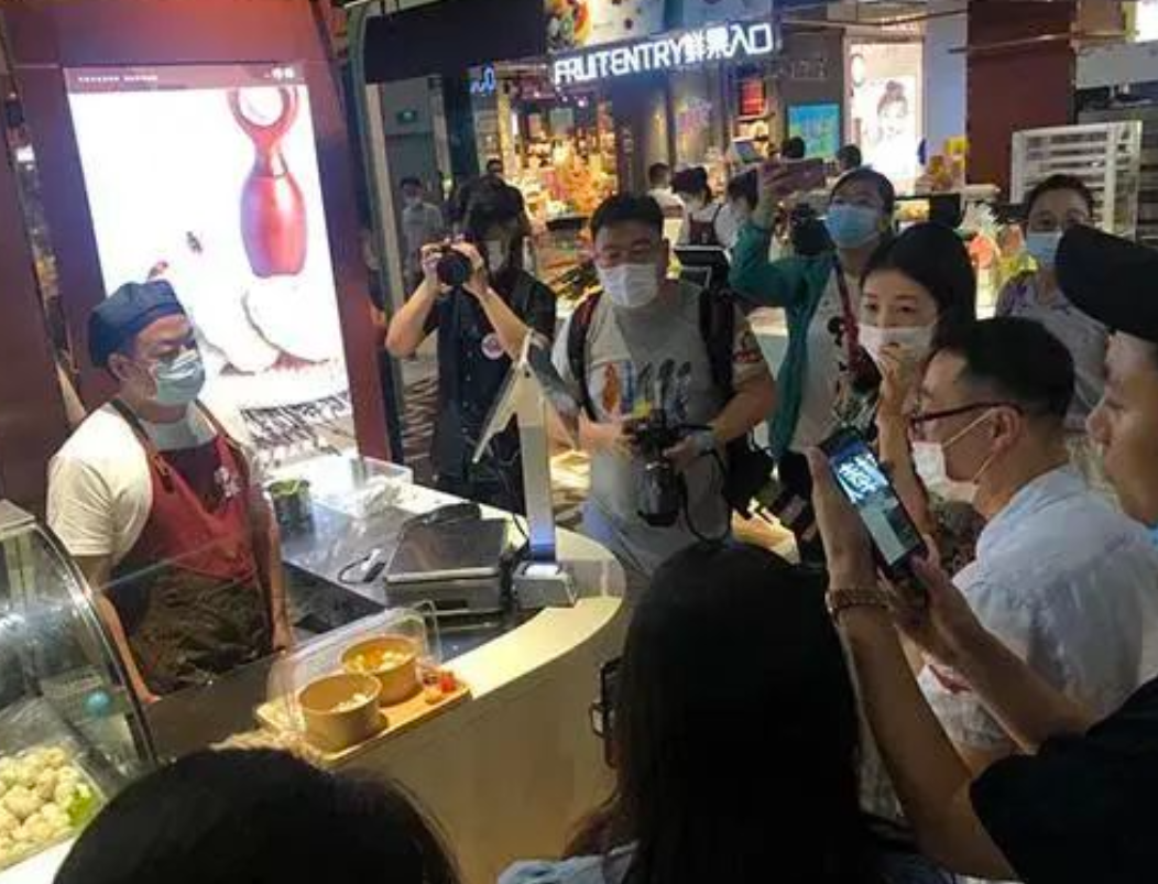 为什么现在很多餐厅都开始抵制探店主播了？

他们跟黑帮的区别在哪？黑帮是组织性的