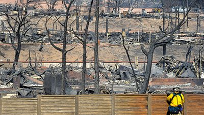 山火中的奇迹，大火烧过房屋不毁