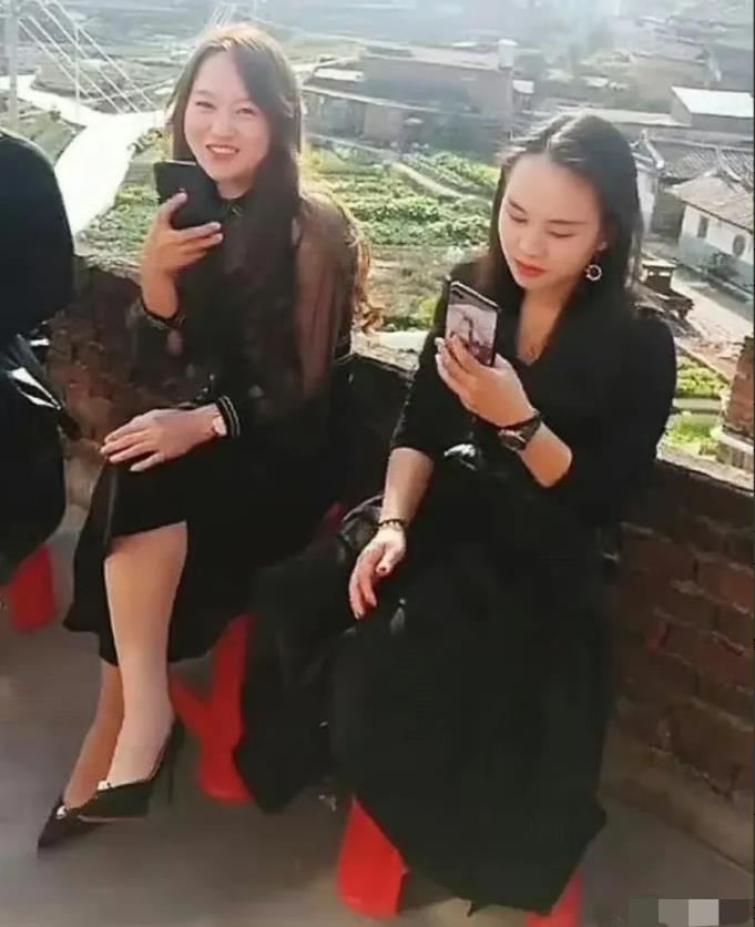 农村，回家过年探亲的女子。发小聚到一起，互诉衷肠，才发现很多已离婚了！异地离婚率