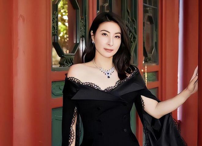 郭晶晶：从跳水女皇到裁判长的华丽转身