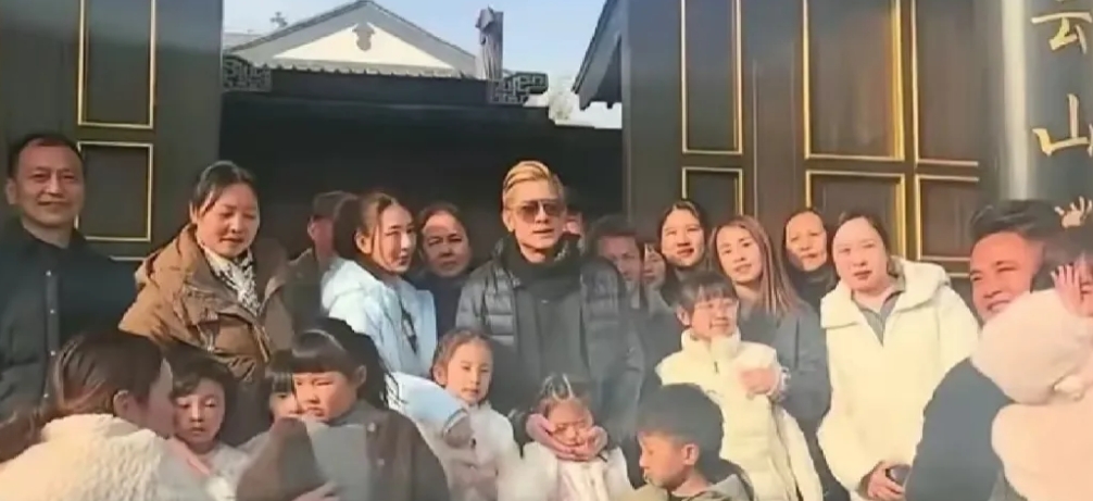 郭富城，回老家给岳父岳母拜年，全家都跟着沾光。