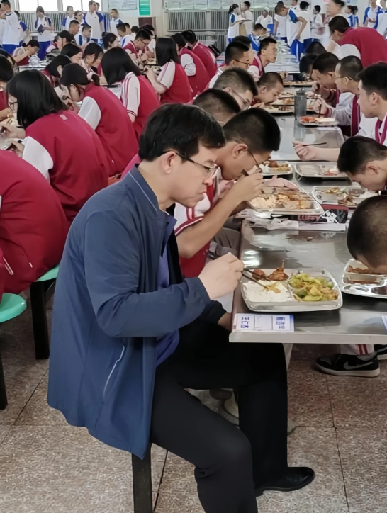 浙江立法要求学校负责人或教师必须陪餐，为全国做出了表率，其实还有一种简单有效的好