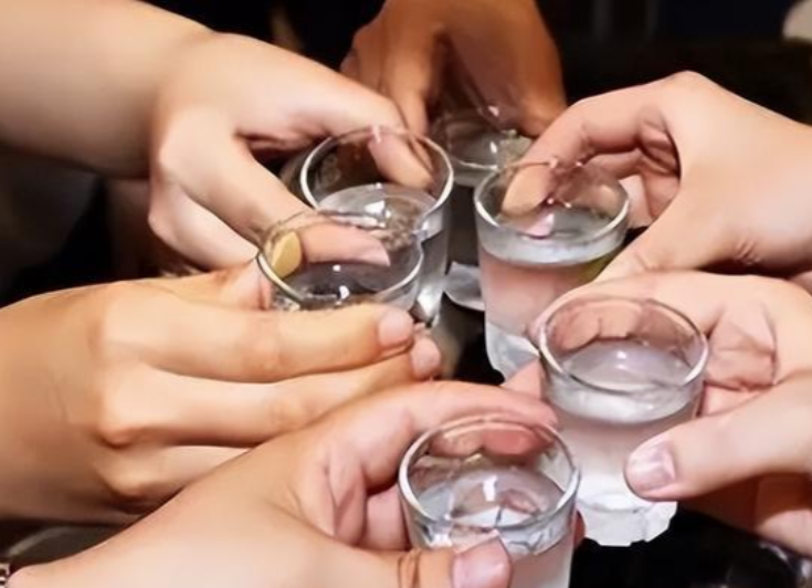 新疆，一男子邀请朋友来家中聚餐喝酒，谁知妻子对此十分不满，一直给男子使脸色。男子
